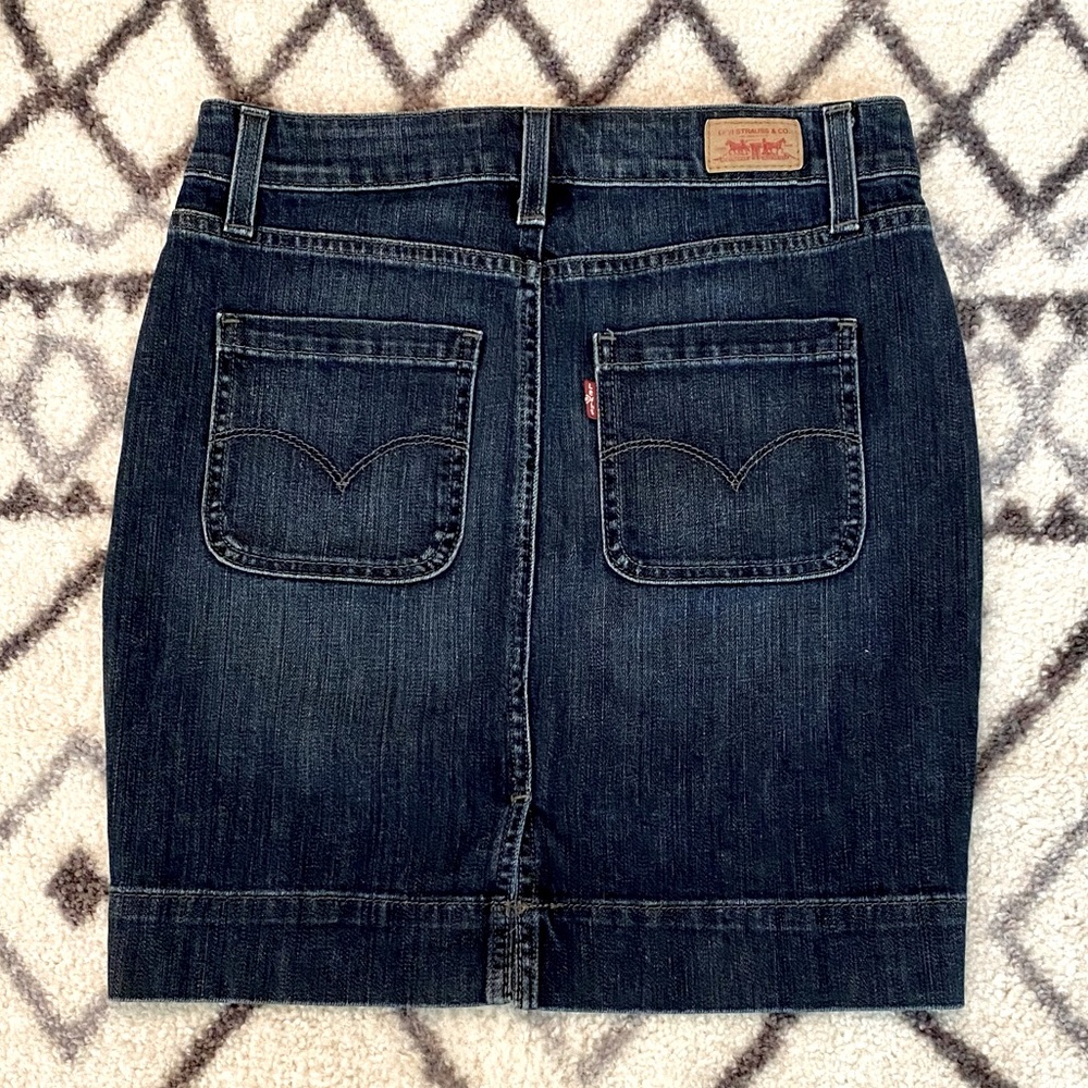 Cute! LEVI’S Jeans mini skirt size 2, 2 front pockets and back pockets